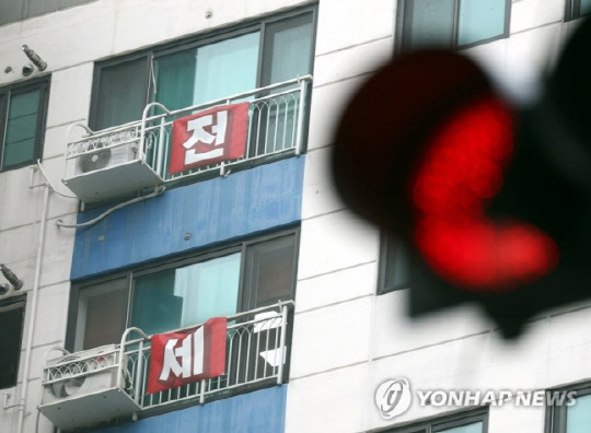 최근 인천에서 전세사기 피해자 3명이 잇따라 숨진 가운데 18일 오전 인천시 미추홀구 전세사기 피해자들의 아파트 창문에 피해를 호소하는 현수막이 걸려 있다. 사진 연합뉴스